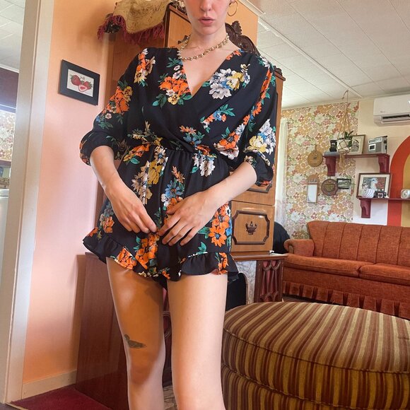 Floral plunge V neck Romper! - Picture 4 of 16